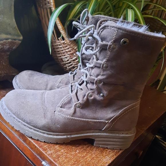 [Wanted] Suede leather faux fur lined hiking boots. - Picture 1 of 5
